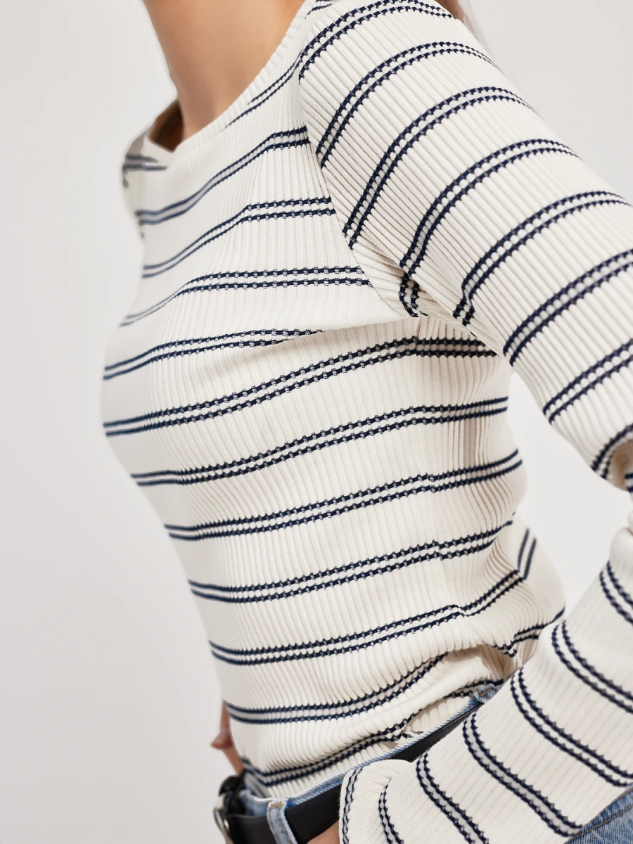 Bawełniany longsleeve FLOW w granatowe paski, detal z przodu w zbliżeniu, prążkowana struktura dzianiny, dekolt w kształcie łódki i dopasowany krój marki MAFFEI.