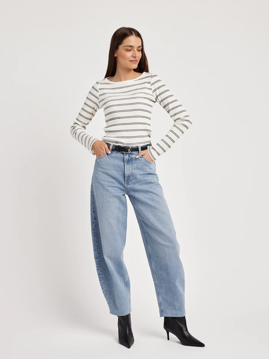 Bawełniany longsleeve damski FLOW w granatowe paski, w pełnej sylwetce z przodu, dopasowany fason, okrągły dekolt i długie rękawy marki MAFFEI.