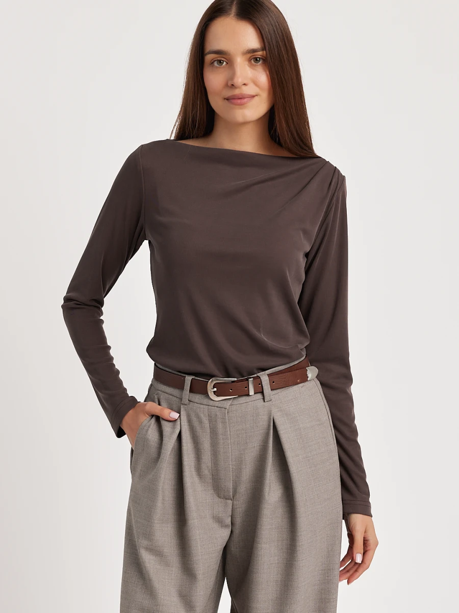Brązowy longsleeve damski ESCAPE,  z przodu, długie rękawy, miękko układający się dekolt i dopasowany fason marki MAFFEI.