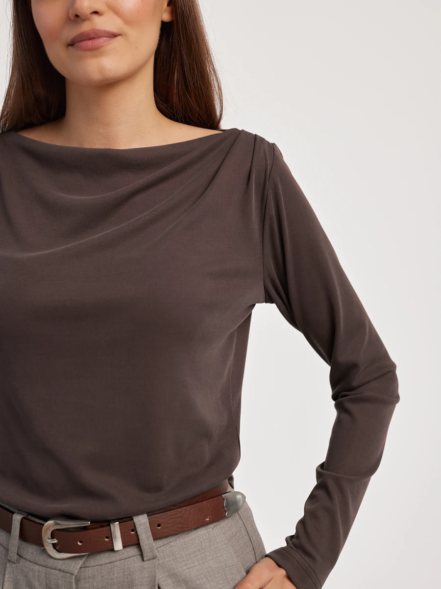 Longsleeve ESCAPE brązowy w zbliżeniu, asymetrycznie drapowany dekolt, długie rękawy i miękko układający się materiał marki MAFFEI.
